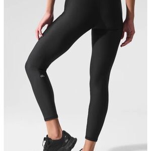 Alo Yoga Women's Black air lift 7/8 Leggings